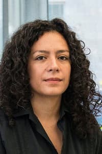Mariana Castillio Deball in Feuer & Flamme