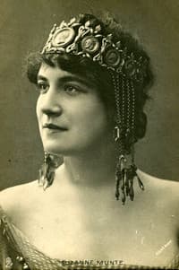 Suzanne Munte in Le roi de Paris