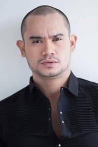 Rob Sy in Upuan