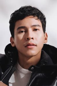 Enchong Dee in Mano Po 7: Chinoy