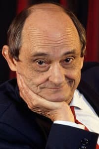 Sim in Elle boit pas, elle fume pas, elle drague pas, mais… elle cause