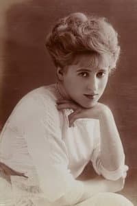 Jeanne Provost in Katia