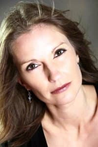 Caroline Derrien in La Femme qui pleure au chapeau rouge