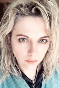 Samantha Casella in Santa Guerra