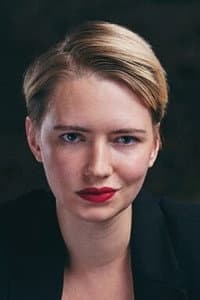 Zoë Valks in Und dann steht einer auf und öffnet das Fenster