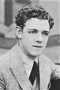 Albert Austin in The Adventurer