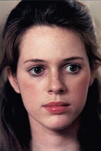 Natasha Hovey in Bugie rosse