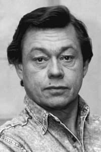 Nikolai Karachentsov in Две стрелы. Детектив каменного века