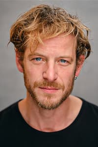 Thomas Coumans in Kika