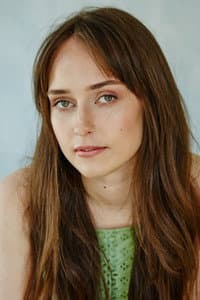 Georgia Eyers in Violett