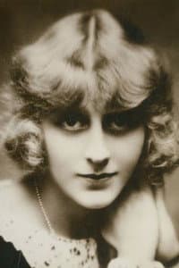 Lucienne Legrand in Les hommes nouveaux