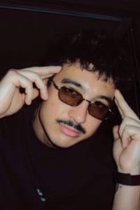 Lucas Echeverría in Ya no te amo (pero me seguís volando la cabeza)