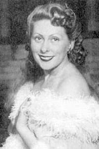 Eszter Réthy in Estélyi ruha kötelező