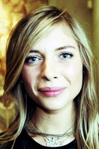 Julie Grundtvig Wester in Spidse albuer, blødende knæ