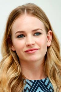 Britt Robertson in The Tenth Circle