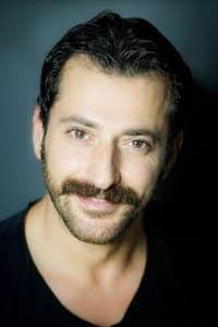 Burç Kümbetlioğlu in Maske: Nezaketle Tebessüm