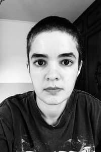 Beatriz Maria in as chamas de um isqueiro falho