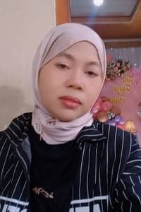 Umi Lestari in Diari Emas: Pewaris Cahaya Terakhir