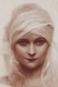 Maria Minzenti in Das Parfüm der Mrs. Worrington