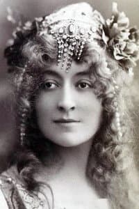 Cécile Sorel in Les Petits Riens