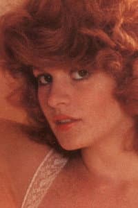 Lisa De Leeuw in Mascara