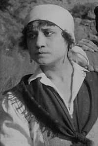 Lola París in El protegido de Satán
