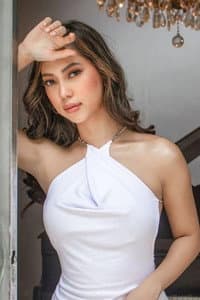 Alona Navarro in Lamas