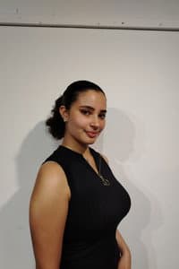 Paula Fong Davis in DEBAJO