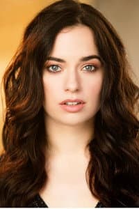 Lauren Elyse Taylor in Senn