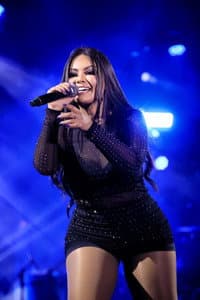 Paulinha Abelha in Calcinha Preta - Como Vou Deixar Você? (Ao Vivo em Recife)