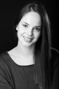 Boryana Bratoeva in Ljubav, papir, makaze