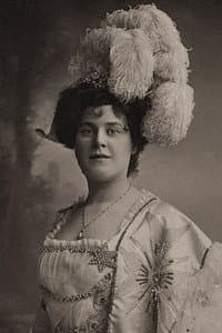 Lily Morris in Radio Parade of 1935