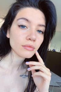 Mica Suárez in Ultimos Colores