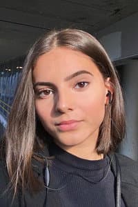 Karen Øye in Alle utlendinger har lukka gardiner
