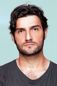 Nikos Kouris in Bella