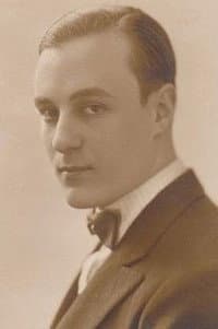 Ernesto Raquén in La pródiga