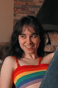 Bruna Rodrigues in Gritos Histéricos de Garotas em Vestidos Floridos