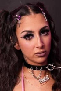 Yasmine Banks in Let's Post It 28