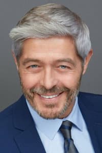 Buzz Leer in Revealer