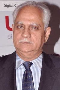 Ramesh Sippy in Follow That Star - Amitabh Bachchan