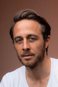 Gabriel Raab in Zwei Zimmer, Balkon