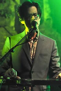 Mark Hart in Crowded House: The Very Very Best of Crowded House
