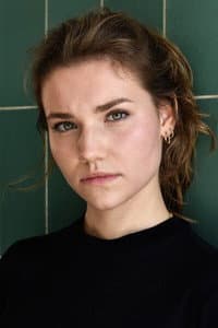 Carolin Garnier in Zimmer mit Stall - Berge versetzen
