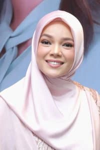 Dewi Sandra in Haji Backpacker