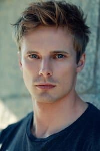 Bradley James in Kurier