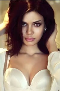 Sara Loren in Kajraare