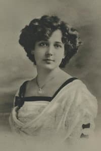Johanne Fritz-Petersen in Ned Med Vaabnene