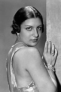 Maria Helena Matos in O Diabo Desceu à Vila