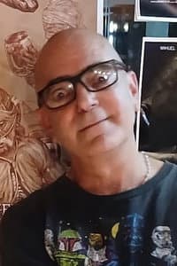 Vic Cicuta in Reencarna Perros Karma