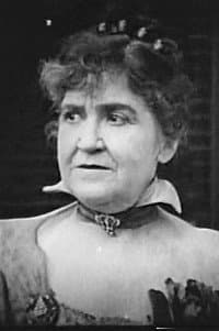 Laura La Varnie in The Americano